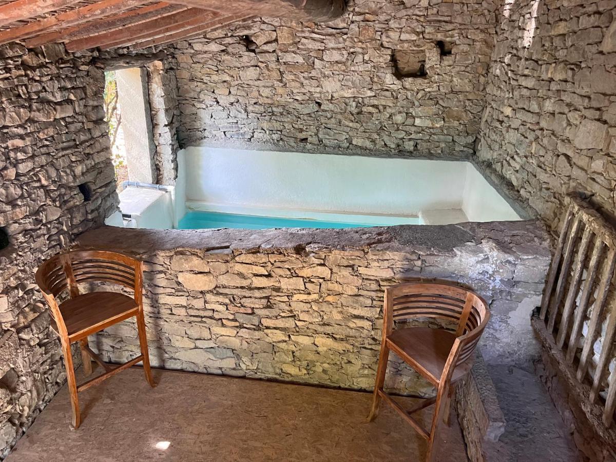 L'Ostal du Pic saint Loup aux Embruscalles Claret Extérieur photo